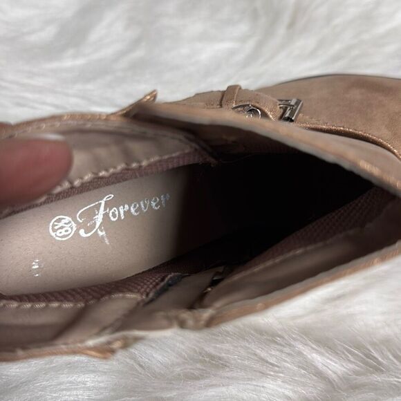 Forever Women’s Rose Gold Metallic Heeled Bootie Size 8.5 NEW - Picture 7 of 8